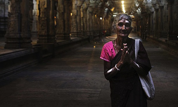 A-Tamil-woman-prays-at-a--001